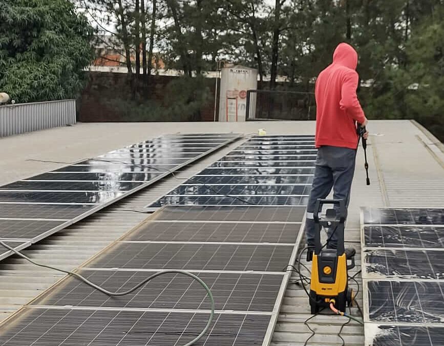 Falta de limpeza e manutenção prejudicam a eficiência de placas solares fotovoltaicas