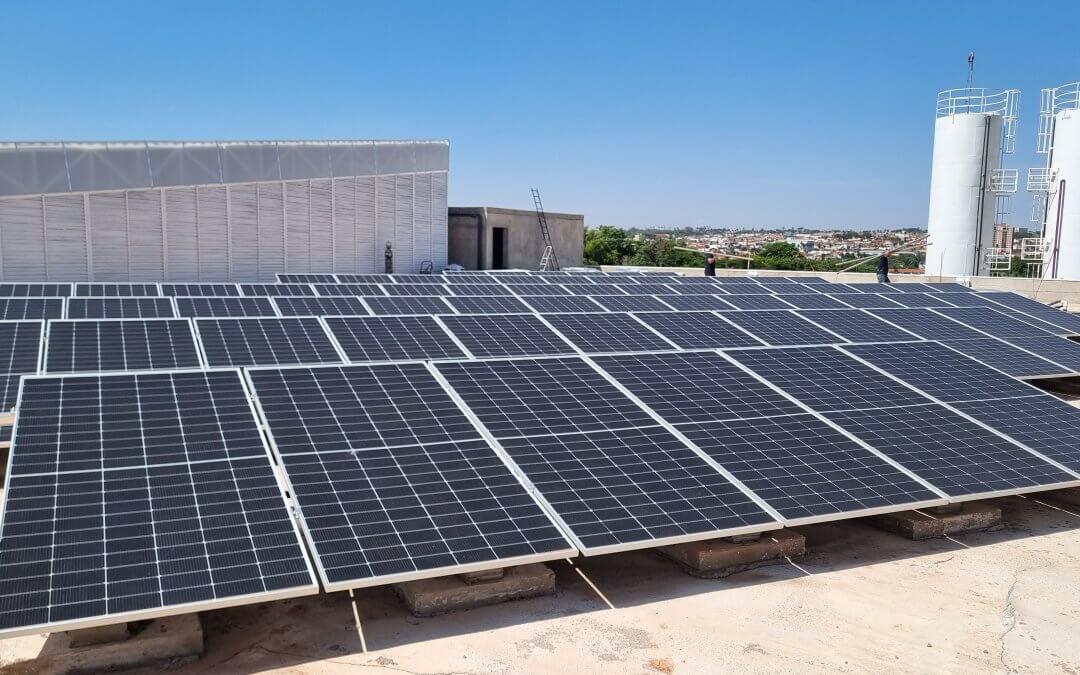 Como reduzir a conta de luz da empresa com energia solar: saiba como se proteger dos novos reajustes